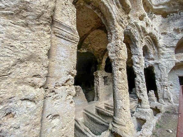 <p>Binlerce yıldır ayakta duran sütunlar, mağarayı taşıyor. Birçok felaketi geride bırakan tarihi alanlar, 6 Şubat'ta kenti vuran ve binlerce binanın yıkılmasına neden olan depremlerde hasar almadı.</p>
