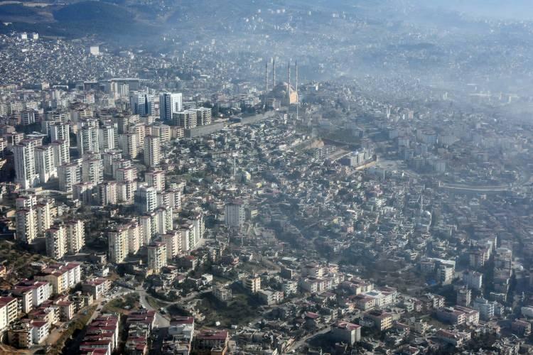 <p>Yine görüntülerde, enkaz alanlarının birbirine yakın noktalar olduğu görüldü. </p>
