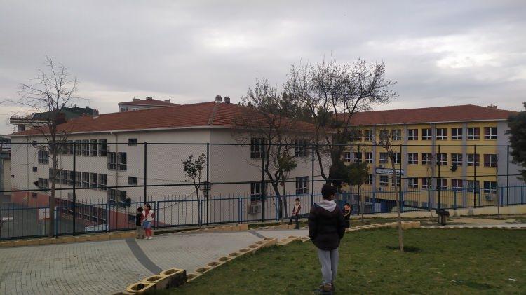 <p>İstanbul’da 20 Şubat Pazartesi günü itibarıyla, riskli bulunan 93 okulda eğitim ve öğretim yapılmayacağı, bu okulların ihtiyaca göre taşımalı eğitim çerçevesine alınacağı, eğitim gören öğrencilerin depreme güvenli okullara nakledileceği duyurulmuştu. </p>