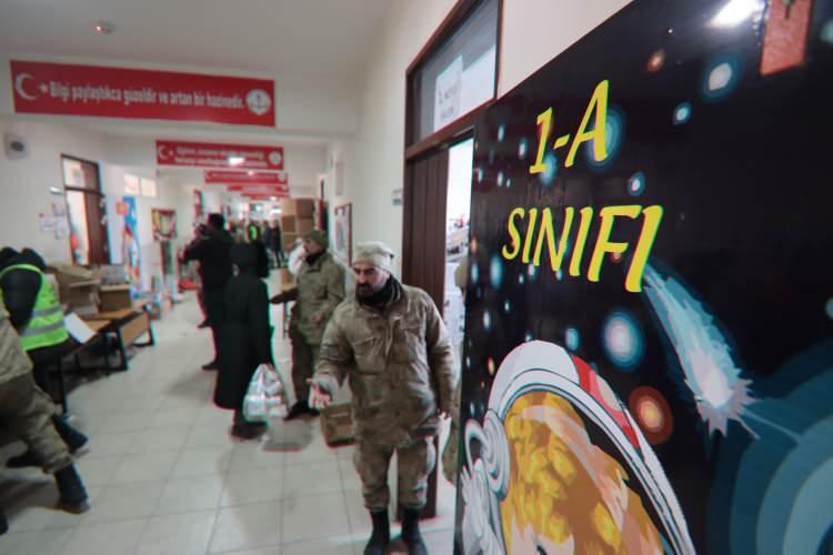 <p>Vatandaşlarımızın psikolojik durumlarını da göz önünde bulundurarak, böyle bir merkez oluşturduk. Buranın tüm Türkiye'ye örnek olacağını düşünüyorum. Burada hizmet sonsuz ve sınırsızdır. Burası depremden önce bir okuldu. Şimdi gıda, çorba, katı gıda, giyim, hijyenik malzemeler, şu, yağ gibi ürünlerin bulunduğu; girişlerin kontrollü bir şekilde sağlandığı bir gıda lojistik afet merkezi oldu. Burada emeği geçen herkese çok teşekkür ediyorum. </p>