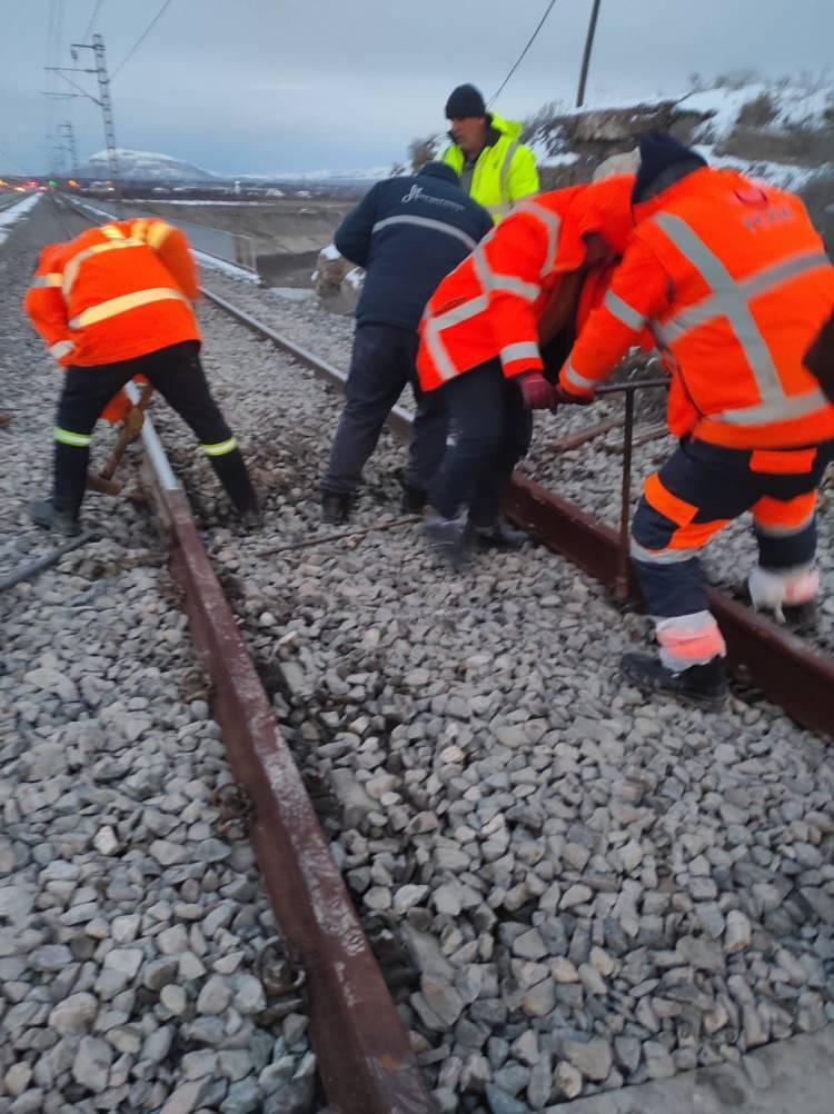 <p>Afet bölgesine gönderilen 30 adet yük treni ile 628 adet yaşam konteyneri, 52 adet seyyar WC, jeneratör, 69 Vagon gıda, su, giyim, ısıtıcı, hijyen ve insani yardım malzemesi afet bölgesine nakledildi. Bunların dışında İzmir ve İstanbul başta olmak üzere deprem bölgesine gidecek yaşam konteyneri yüklemeleri devam ediyor.</p>
