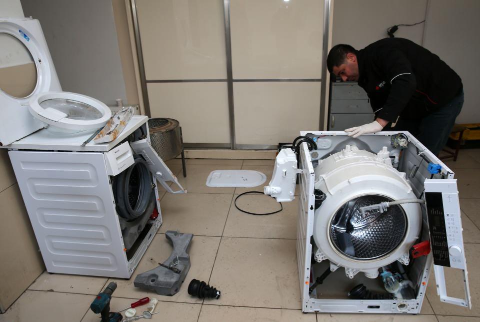 <p>Bitlis'in Tatvan ilçesinde beyaz eşya yetkili servisi çalışanları, Kahramanmaraş merkezli depremlerden etkilenenler için çamaşır makinesi kazanlarından soba yaptı.</p>

<p> </p>
