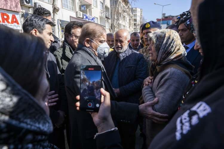 <p>Türkiye ve Pakistan arasındaki güçlü bağlara işaret eden Şerif, "Türk hükümeti ve halkının muhteşem cömertliğini ve kibarlığını unutamayız." ifadesini kullandı.<br />
<br />
 </p>

