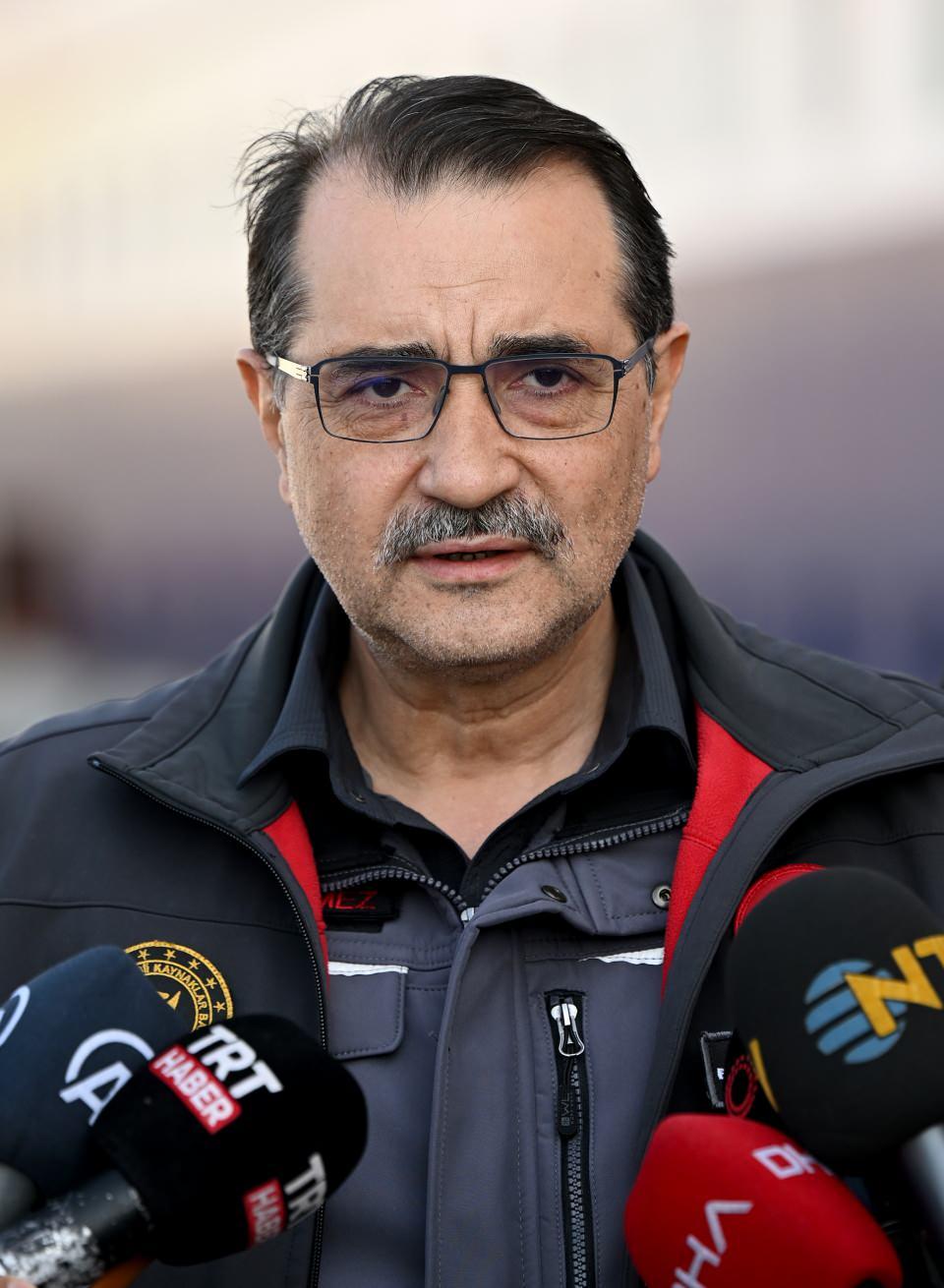 <p>Dönmez, depremzedelerin geçici olarak konaklaması için bölgeye getirilecek diğer iki geminin de 1500'er yatak kapasitesine sahip olduğunu söyledi.</p>

<p>Söz konusu gemilerin yanaştırılacağı limanlarla ilgili çalışmaların yapıldığını belirten Dönmez, "Hazırlıkları yapılıyor. Birkaç hafta içinde limanda demirlemeyi planlıyoruz." ifadesini kullandı.</p>

<p>Bakan Dönmez, deprem sonrası yaraların sarılması için kalıcı konutların bir an önce başlanıp bitirileceğini aktardı.</p>

<p>Konuyla ilgili Çevre, Şehircilik ve İklim Değişikliği Bakanlığı'nın depremden etkilenen il ve ilçe merkezlerinde konutların yapılacağı yerleri tespit ettiğini ifade eden Dönmez, şunları kaydetti:</p>

<p>"Sayın Cumhurbaşkanımızın da ifade ettiği gibi kısa bir süre içinde bu inşaatlar başlayacak ve vatandaşlarımızı tahsisler devam edecek. Amacımız bu bölgelerde eskisinden daha sağlam, daha güzel yapıları insanlarımızla buluşturmak. Deprem bölgelerinden geçici olarak komşu illere depremzedelerin yakınlarına, akrabalarına gidişleri de söz konusu. Ama bir taraftan da hayat devam ediyor, özellikle İskenderun özelinde baktığımızda burası sanayisi de güçlü, ticari açıdan da güçlü bir şehrimiz. Orada da iş hayatı yavaş yavaş zaten başladı. Bu kapsamda tüm planlamalarımızı yaptık. Biraz önce de burası için görevlendirilen koordinatör valilerimiz, kaymakamımız, TBMM başkan vekilimiz sağ olsun ilk günden bu yana bizlerle birlikte, milletvekillerimiz burada. Hep birlikte afetin üzerinden gelmek için gece gündüz gayret sarfediyoruz."</p>
