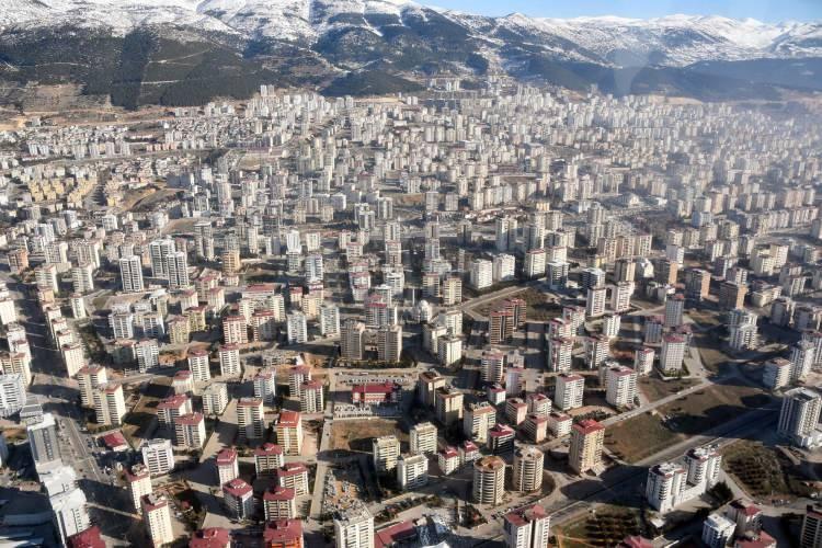 <p>Kentin yeni imarlı bölgelerinde yapılan yüksek katlı binaların ise ayakta kaldığı gözlendi</p>
