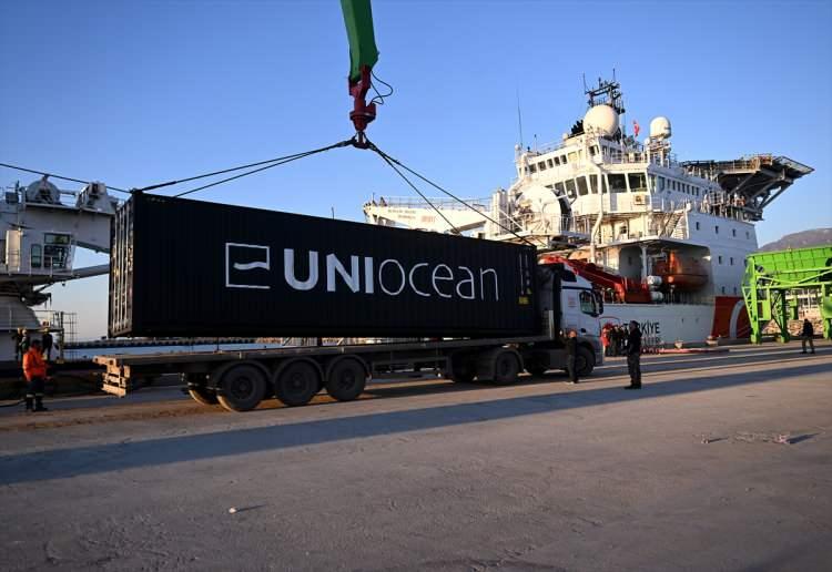 <p>Afetten dolayı ekipman ve personelimizin büyük bir kısmını deprem bölgesine gönderdik. Bu kapsamda Türkiye Petrolleri Anonim Ortaklığı ve onunla işbirliği içinde olan bazı kuruluşlarımız, bu bölgede yer alan depremzedelerin başta temel gıda ihtiyaçları olmak üzere barınma, çadır, tıbbi malzeme gibi ihtiyaçlarını bu gemiye yükleyerek 16 tırlık bir yük almış durumda. </p>
