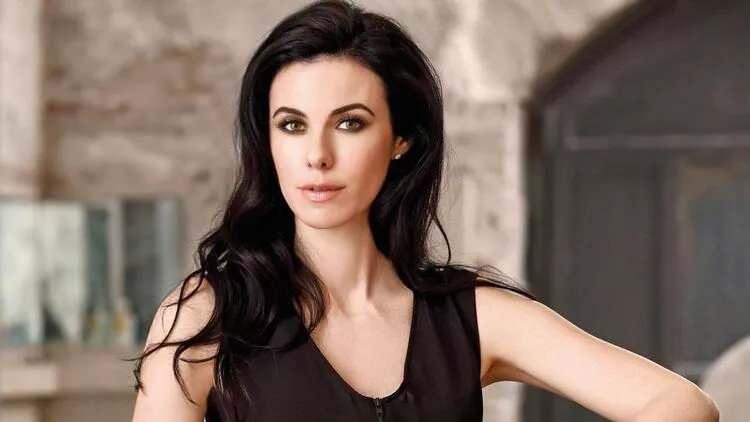 <p>DEFNE SAMYELİ</p>