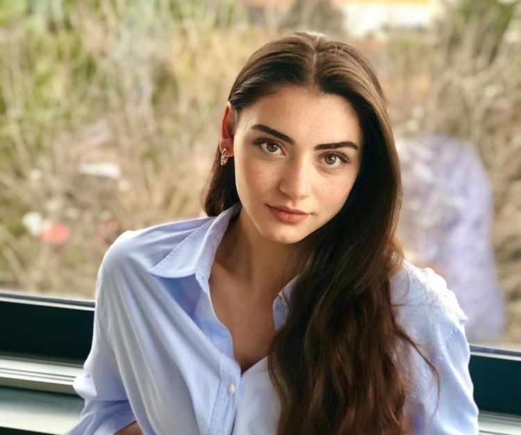 <p>ÖZGE TÖRER</p>