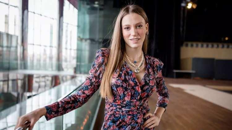 <p>SERENAY SARIKAYA</p>