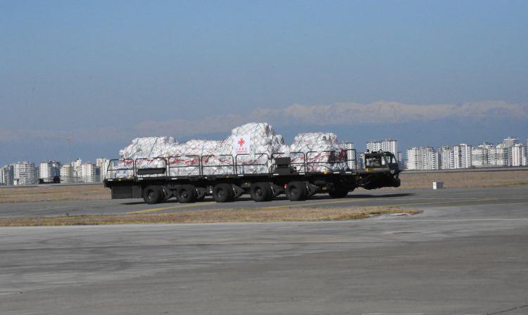 <p>Aralarında ABD, Yunanistan, İspanya, Belçika, Avustralya ve Çin'in de bulunduğu birçok ülkeden gelen yardımlar, Türk ve ABD askerlerinin dayanışması içinde deprem bölgelerine sevk ediliyor.</p>
