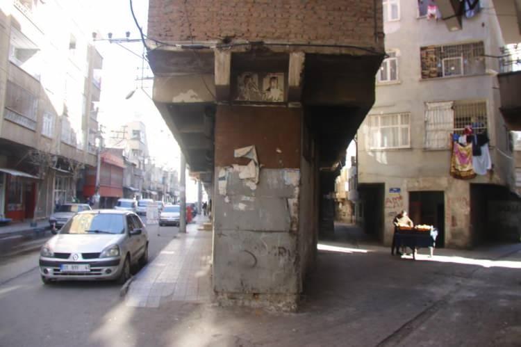 <p>Diyarbakır’ın Bağlar ilçesinde giriş katı hariç kolonu olmayan ve yaşanan depremde herhangi bir hasar görmeyen 4 katlı yapı görenleri hayrete düşürüyor.</p>
