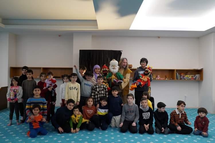 <p>Eğitim merkezinde çocuklar için hazırlanan oyun alanında Tiyatro Sanatçısı Mehmet Tahir İkiler tarafından “Meddah Amca'dan Masallar ve Kocaman Geveze Kuklalar” adlı çocuk etkinliği düzenlendi. </p>