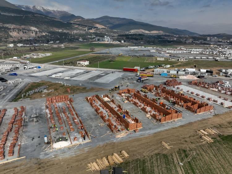 <p><strong>- Tuğladan evler yükseliyor</strong></p>

<p>Altyapıları yapılan, zemin düzleştirme çalışmaları tamamlanan ve konteynerleri getirilen geçici barınma alanlarında inşaatına başlanan tuğladan evler de yükseliyor.</p>

<p> </p>
