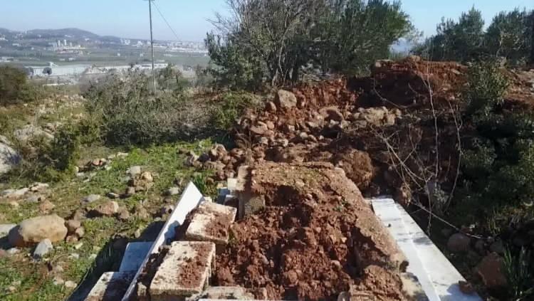 <p><strong>"ELİMİZDEN GELDİĞİNCE DÜZELTMEYE ÇALIŞTIK"</strong></p>

<p>Gökçedere köyünde doğup büyüdüğünü belirten Nuri Cihan, köylülerin traktör ve kepçeyle açılan yolları kapatmaya çalıştıklarını anlattı. Cihan, "Yarıklar deprem sabahı oluştu. Deprem başlayınca kıyamet kopuyor sandık. Çocuklarla birlikte dışarı çıkmaya çalıştık. Yan komşuyu, ağabeyimi çıkardık. </p>
