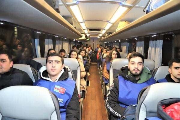 <p>Azerbaycan Gençlik Vakfı ile Türkiye Gençlik Vakfı (TÜGVA) ortak çalışmalar sonucunda 100 kadar Azerbaycan gönülleri, Türk gençlerle birlikte Kahramanmaraş’ta başta gıda olmak üzere depremzedelerin yardımına koşuyor. </p>
