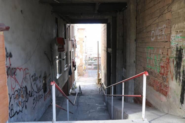 <p>Apartmanın altından geçen sokak, kestirme olduğu için mahalle sakinleri tarafından sıklıkla kullanılıyor.</p>