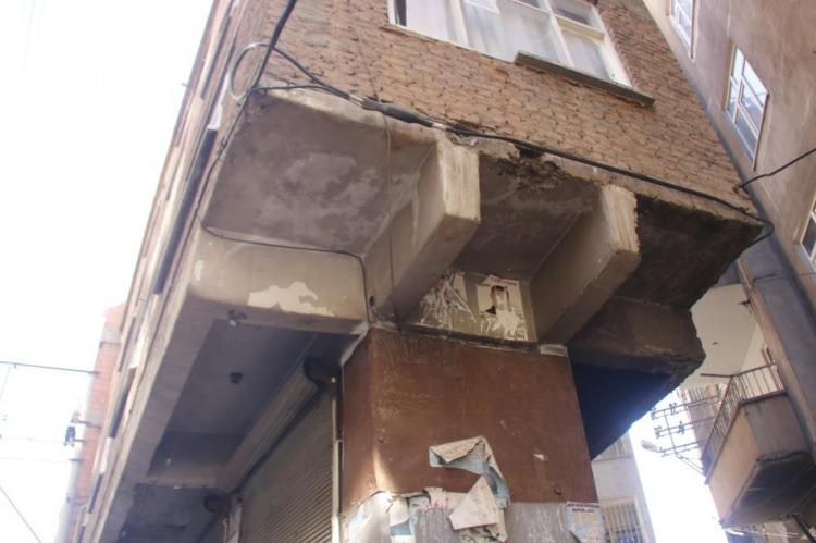 <p>En son Kahramanmaraş merkezli 2 büyük depremde meydana gelen ve Diyarbakır'dan da şiddetli bir şekilde hissedilen 7,7 ve 7,6 büyüklüğündeki depremlerde herhangi bir hasar almadan ayakta durmayı başaran bina görenleri hayrete bırakıyor. </p>
