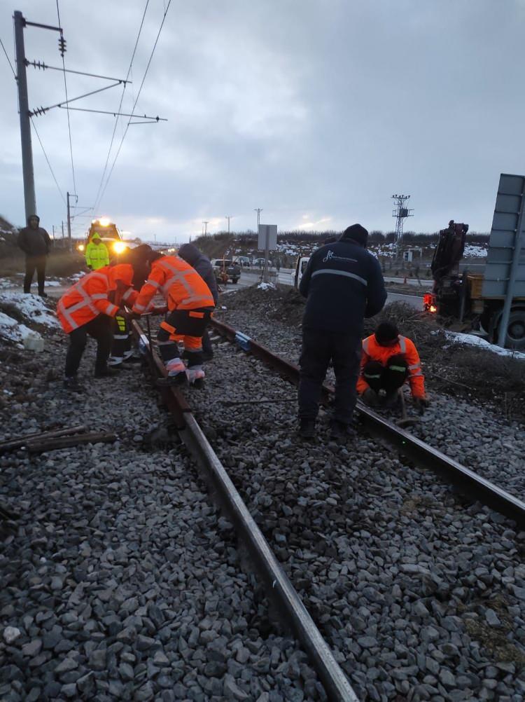 <p>Romanya’da yaşayan vatandaşlarımızın hazırladığını 2. Yardım treni Marmaray’dan geçerek deprem bölgesine gönderildi.</p>