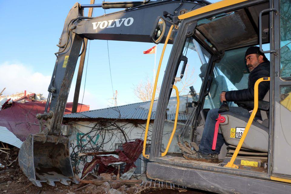 <p>Elbistan merkezli 6 Şubat'ta meydana gelen 7.6 büyüklüğündeki depremde Nurhak ilçesi Kullar Mahallesi'nde yaşayan 6 çocuk babası Ali Karakuş ile eşi Fatma Karakuş'un yaşadığı müstakil ev yıkıldı. Olayı İstanbul'da öğrenen kepçe operatörü oğulları Mehmet Karakuş, yola çıktı. </p>
