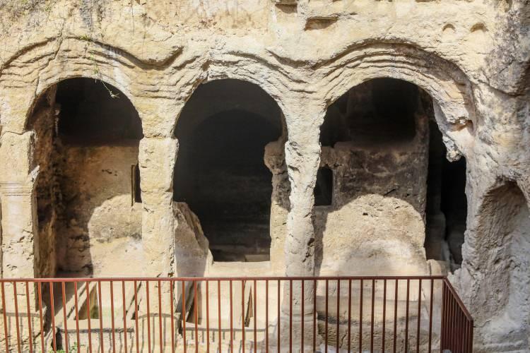 <p>Samandağ ilçesinde bulunan ve yaklaşık 2 bin yıl önce Roma döneminde yapılan Titus Tüneli, yıkıcı depremde ayakta kaldı. </p>
