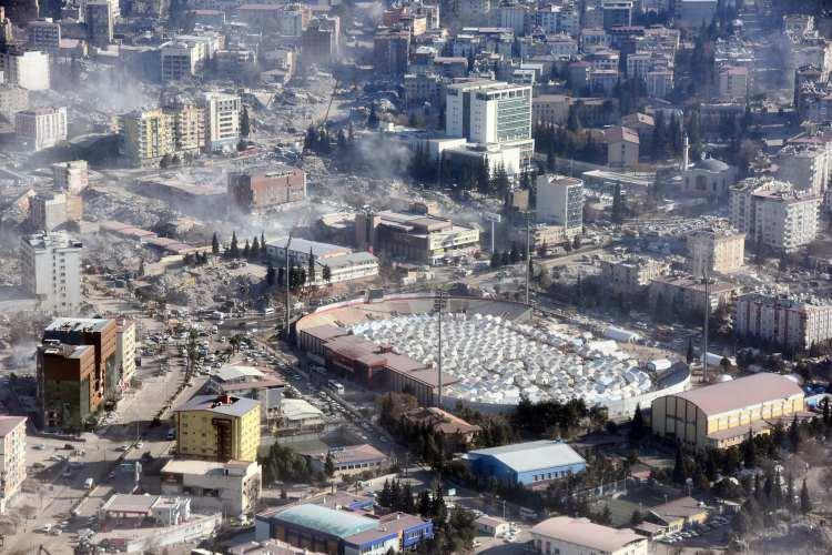 <p>Binlerce binanın yerle bir olduğu kentlerde, 31 binden fazla kişi hayatını kaybetti. Deprem bölgesinde arama-kurtarma çalışmaları sürerken, depremin merkez üssü Kahramanmaraş helikopterle havadan görüntülendi.</p>
