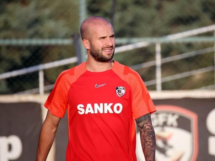 <p>Joao Figueiredo<br />
<br />
Eski takımı: Gaziantep FK<br />
<br />
Yeni takımı: Başakşehir</p>
