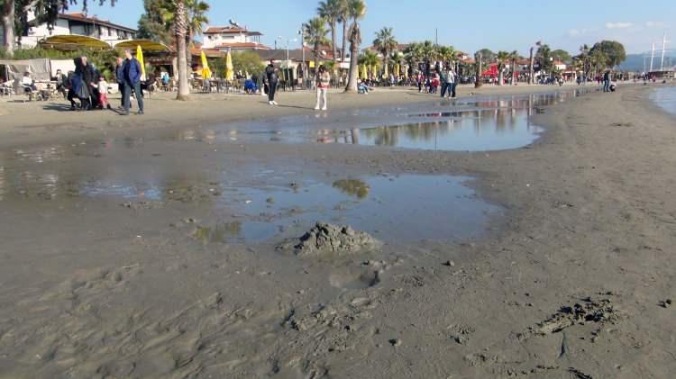 <p><strong>'ŞU AN İÇİN DEPREMDEN KAYNAKLI OLDUĞUNU SÖYLEMEMİZ DOĞRU OLMAZ'</strong></p>
<p> </p>
<p>Özçelik konuşmasının devamında, "Tsunami gibi etkiler depremden hemen sonra veya saatler içerisinde uzak kıyalarda etkisini göstermektedir.</p>