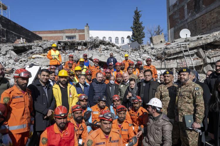 <p>Şerif, depremlerin hemen ardından Cumhurbaşkanı Recep Tayyip Erdoğan'ı arayarak başsağlığı dileklerini ve yardım tekliflerini ilettiklerini aktardı.</p>
