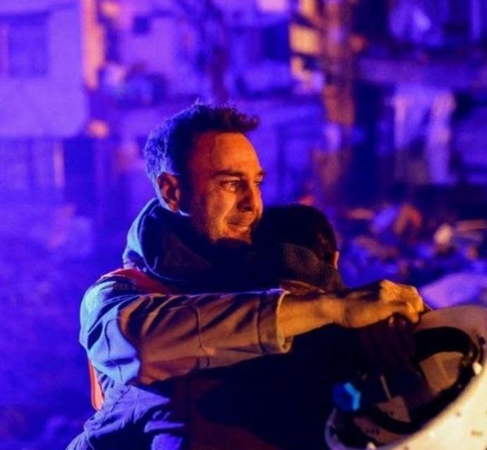 <p><strong>Yürek ısıtan o anları sosyal medya hesabından paylaşan ünlü isim birçok sosyal medya kullanıcısı tarafından taktir topladı.</strong></p>
