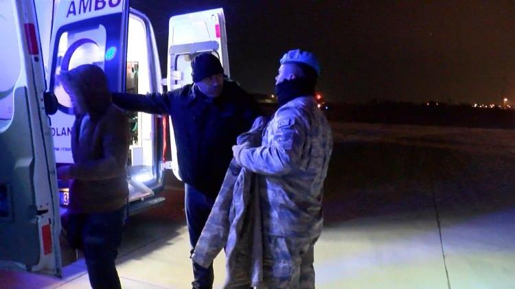 <p>ASTSUBAY DEPREMZEDE ÇOCUĞA MONTUNU VERDİ</p>
<p>Askeri kargo uçağının aprona inmesiyle yaralılar hazır bekleyen ambulanslara taşındı. Bu sırada apronda görevli astsubay üşüdüğünü gören depremzede çocuğa montunu verdi. Yaralı yakını ambulansa alınırken depremzede çocuk askeri komutana montunu geri verdi. </p>