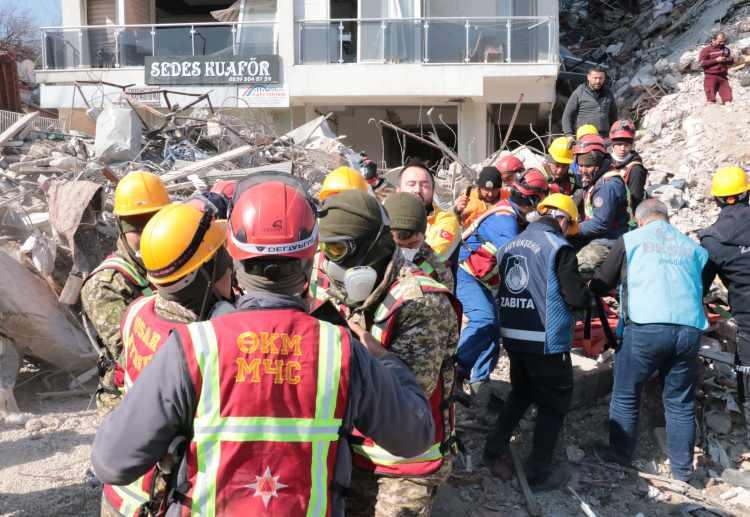 <p>Hatay'ın merkez Antakya ilçesinde Kanatlı Apartmanı'nın enkazından biri çocuk 3 kişi depremin 296. saatinde kurtarıldı.</p>
