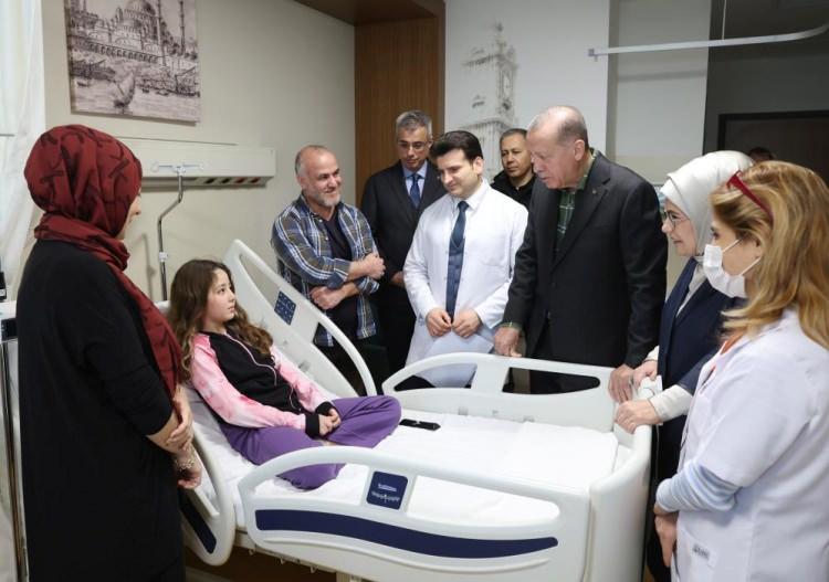 <p>Erdoğan'a ziyaretinde eşi Emine Erdoğan ve İstanbul İl Sağlık Müdürü Prof. Dr. Kemal Memişoğlu da eşlik etti.</p>
