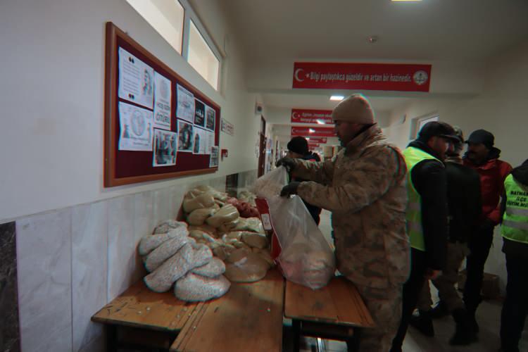 <p>Ben normalde Elbistanlıyım ama İstanbul'da yaşıyorum. Burada duygulu olmamak mümkün değil. Çünkü öyle kıymetli bir halka sahibiz ki; bir tane ekmek aldığı zaman 'Diğerini de komşum alsın' diyorlar. Halkımızın hizmetkarı olmak benim şerefimdir" dedi.</p>