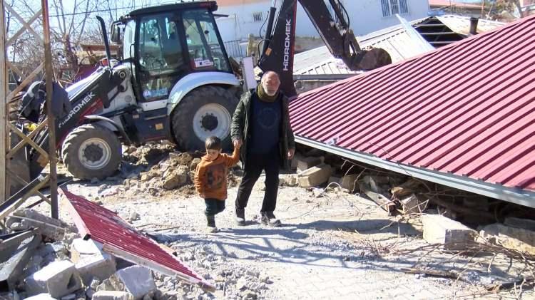 <p>Kahramanmaraş Türkoğlu'ndaki Kuyumcular Köyü, yaraların sarılmaya çalışılıp, yaşam mücadelesinin devam ettiği yerlerden biri. Fay hattı üzerinde kurulu bu köyden geriye yalnızca enkaz kaldı.</p>
