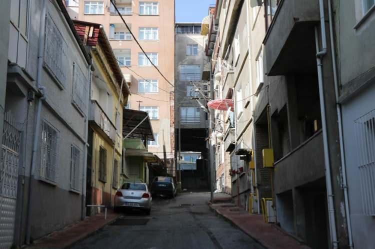 <p>İlkadım ilçesi Kökçüoğlu Mahallesi Hisar Sokak’ta bulunan 5 katlı binanın altından sokak geçmesi, görenleri şaşkına çeviriyor. Yıllar önce belediyenin planladığı sokak üzerine iki bina yapıldı.</p>
