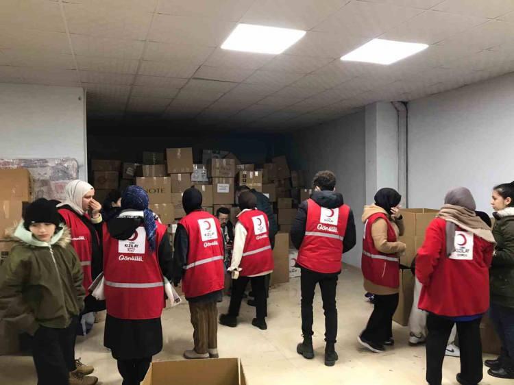 <p> Deprem bölgesinde binden fazla çalışanı ve 5 bine yakın gönüllüyle depremzedelere beslenme başta olmak üzere çeşitli destek hizmetleri veren Kızılay, afet bölgesinde yeni bir aşamaya doğru evrilen hayata ilişkin olarak ihtiyaç listelerini güncelledi.</p>