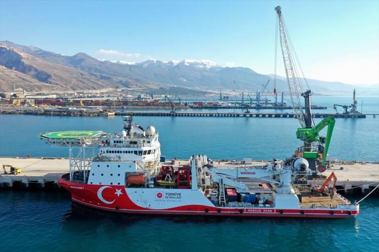 <p>Karadeniz'de keşfedilen 710 milyar metreküplük doğal gazı karaya çıkarmak için Türkiye'nin enerji filosuna dahil edilen su altı inşaat gemisi "Mukavemet", depremzedeler için toplanan yardımları afet bölgesine ulaştırıyor.</p>
