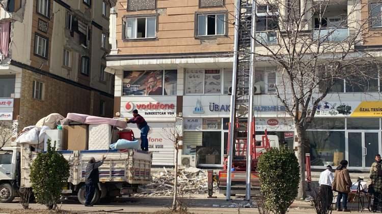 <p>11) İçeri girilmesine müsaade edilmeyen veya içerisinden eşya tahliyesi yapılamayan vatandaşlarımız için ayrıca eşya yardımı yapılacaktır.</p>
