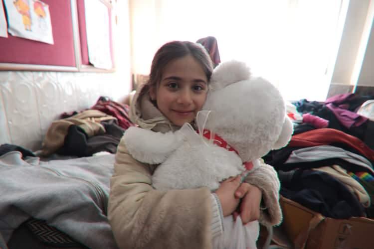 <p>Oluşturulan merkez hakkında bilgiler veren Çevre ve Şehircilik Emlak Konut Genel Müdürlüğü Personeli ve Koordinasyon Sorumlusu Salih Bayraktar, "Vatandaşımızın hiçbir ihtiyacını bırakmadan buradaki lojistik merkezi olarak vatandaşlarımızın ihtiyaçlarını sağlamaya çalışıyoruz. </p>
