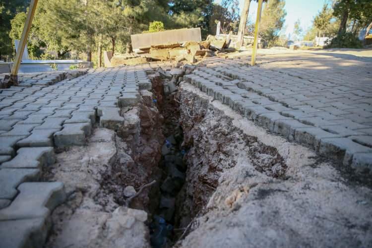 <p>Bazı evlerin yıkıldığı mahallede fay kırığı nedeniyle bazı mezarların ikiye bölündüğü, kimisinin ise kaydığı görüldü.</p>
