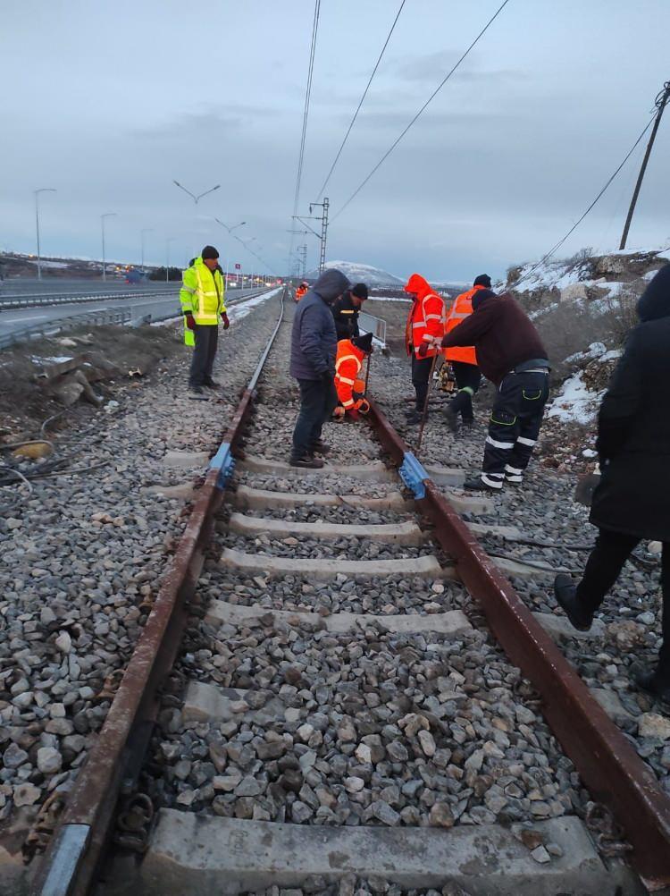 <p>Depremden sonra alarma geçen yapım ekipleri kısa sürede 1.060 km’sinde çalışmalarını tamamlanarak trafiğe açtı. </p>