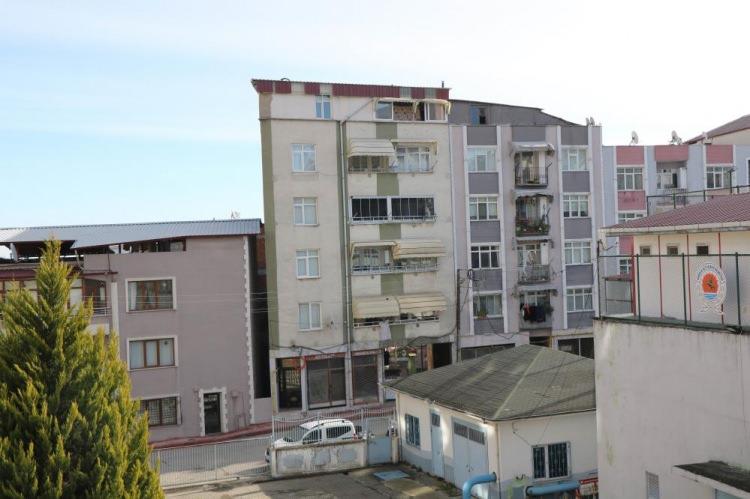 <p>Yıllardır çıkmaz sokak olarak kullanılan yol, bundan 11 yıl önce bir binanın yıkılması ve diğer binanın da altının açılması sonucunda yayaların kullanımına sunuldu.</p>
<p></p>