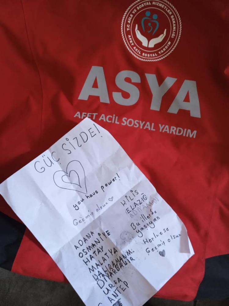 <p>Kahramanmaraş’ta meydana gelen ve 10 ilde yıkıma neden olan deprem sonrasında yaralar sarılırken, çocuklardan deprem bölgesine gelen mesajlar yürekleri ısıttı. </p>

<p> </p>
