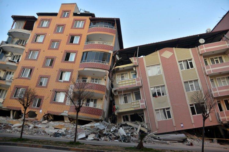 <p>10) Tahliye sırasında olası mücbir sebeplerle tahliyenin durdurulması zorunluluğu oluşması halinde (artçı sarsıntı vb.) tahliye derhal sonlandırılacak ve bu durum tutanak altına alınacaktır.</p>
