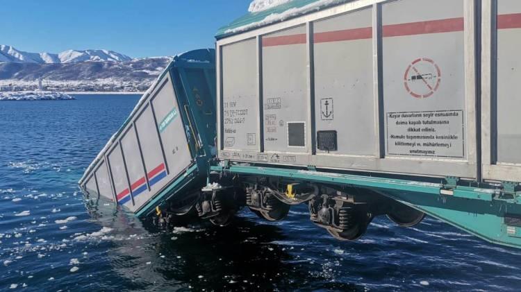 <p>Van Gölü Feribot İşletmesi Müdürlüğünün Tatvan İskelesi'nde, TCDD'ye ait yük treni vagonlarından ikisi, Van-Tatvan seferi yapan İdris-i Bitlisi feribotuna yüklendiği sırada buzlanmadan dolayı göle düştü, biri de askıda kaldı.</p>
