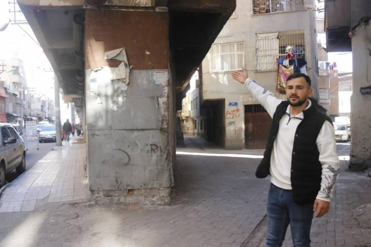 <p>Bina sakinlerinden Mahmut Çetin, yakın zamanda bölgede meydana gelen 3 büyük depremde de yapının hasar almadığını belirtti.</p>