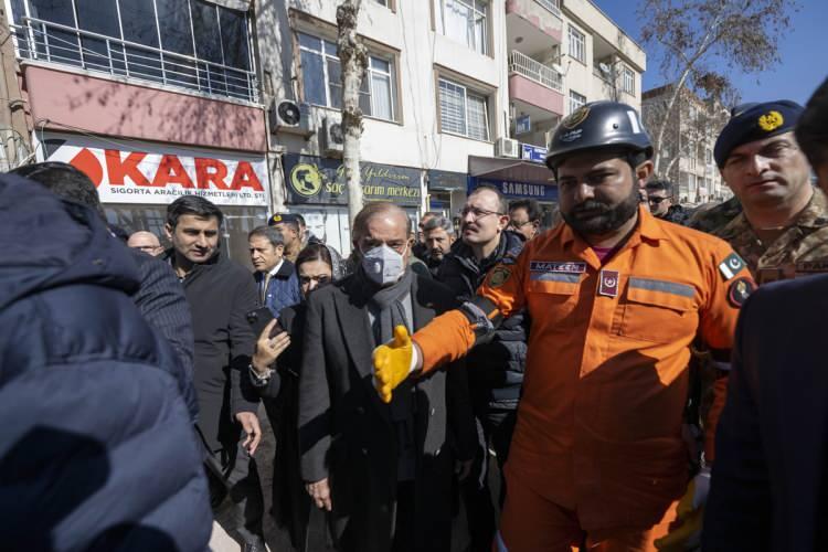 <p>- "Türkiye hükümeti ve halkının cömertliği ve kibarlığını nasıl unutabiliriz"<br />
<br />
Cumhurbaşkanı Erdoğan'ın eşi Emine Erdoğan'ın sel felaketinin ardından yardım topladığını anımsatan Şerif, "Türkiye hükümeti ve halkının bu cömertliğini ve kibarlığını nasıl unutabiliriz." dedi.</p>
