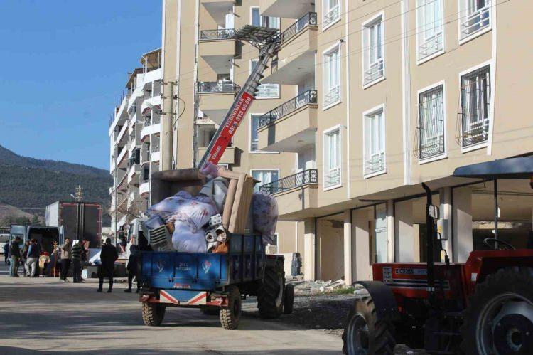 <p>Genelgede “yıkık”, “acil yıktırılacak” binalara kesinlikle girilmesine müsaade edilmeyeceği belirtilirken, kontrollü tahliye yapılacak binalara da nasıl girileceği ve nelerin alınabileceği anlatıldı.</p>
