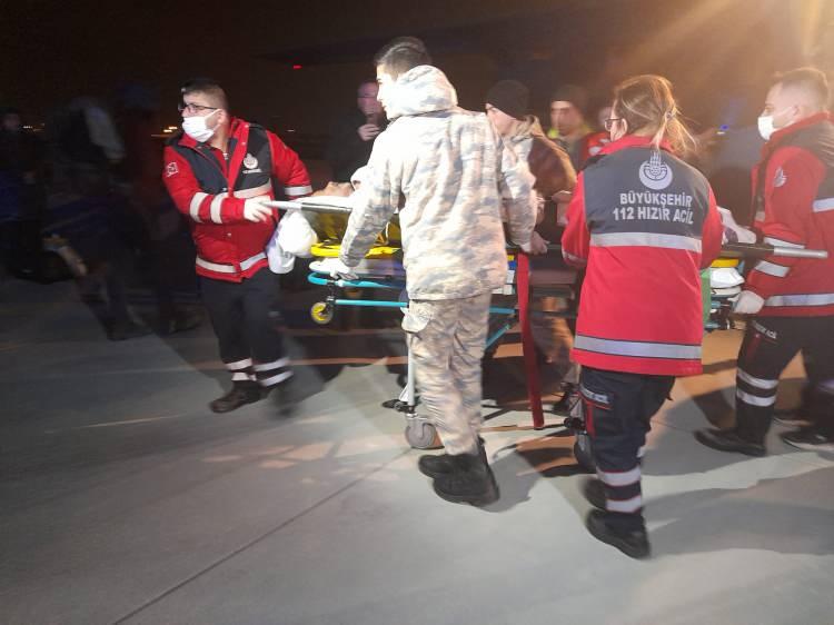 <p>Depremde yaralanan 30 kişi, Adana'dan hareket eden 222. Filo'ya ait C130 askeri kargo uçağı ile İstanbul'a getirildi. Apronda görevli astsubay uçaktan indikten sonra üşüdüğünü fark ettiği depremzede çocuğa montunu verdi. </p>
