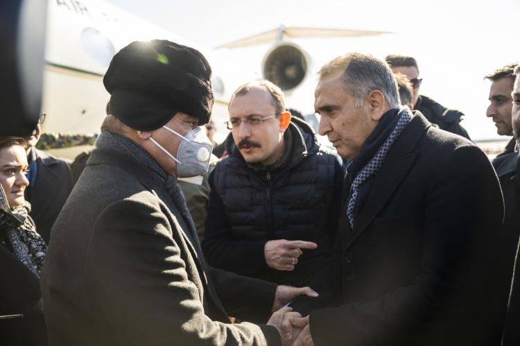 <p>Pakistan'ın arama kurtarma ve sağlık ekiplerinin yanı sıra kışlık çadır, battaniye ve diğer ihtiyaç malzemelerini de ivedilikle Türkiye'ye ulaştırdığını anlatan Şerif, "Şehirdeki yıkımı az önce gördüm, evler, iş yerleri hepsi yerle bir olmuş. Canım kardeşim Erdoğan'ın ve hükümetinin ve cesur Türk halkının çok çalışarak bu krizin üzerinden geleceğine şüphem yok. Ancak buradaki yıkım korkunç. Bu, bir kişinin düşünebileceğinin çok ötesinde." değerlendirmesinde bulundu.</p>
